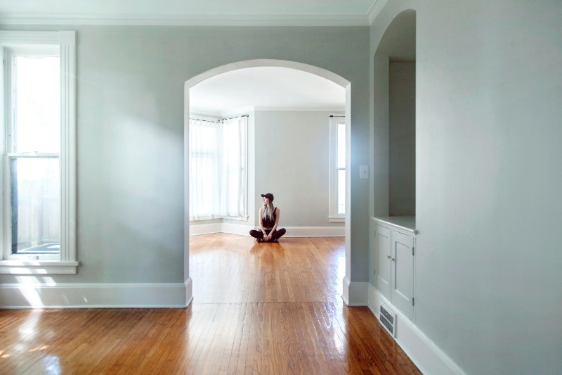 Verveling bij multipassionates: een vrouw in kleermakerszit in een leeg en zonnig huis